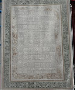 فرش ماشینی 700 شانه کاشان طرح خشتی زمینه نقره ای 10 رنگ