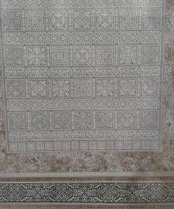 فرش ماشینی 700 شانه کاشان طرح خشتی زمینه نقره ای 10 رنگ
