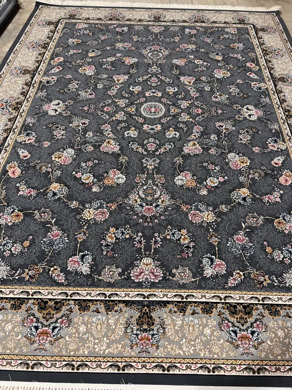فرش ماشینی ۷۰۰ شانه کاشان طرح رز دودی افشان اکرلیک تراکم ۲۵۵۰