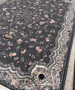 فرش ماشینی ۷۰۰ شانه کاشان طرح رها دودی افشان اکرلیک بدون پرز