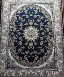 فرش ماشینی 700 شانه کاشان طرح رها سرمه‌ای تراکم 2550 ده رنگ اکریلیک