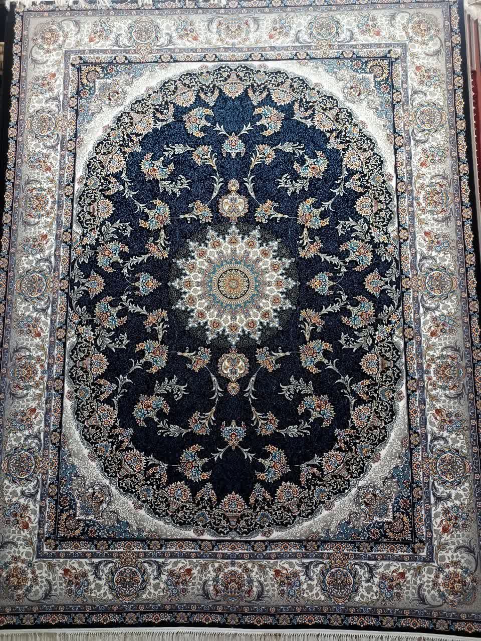 فرش ماشینی 700 شانه کاشان طرح رها سرمه‌ای تراکم 2550 ده رنگ اکریلیک