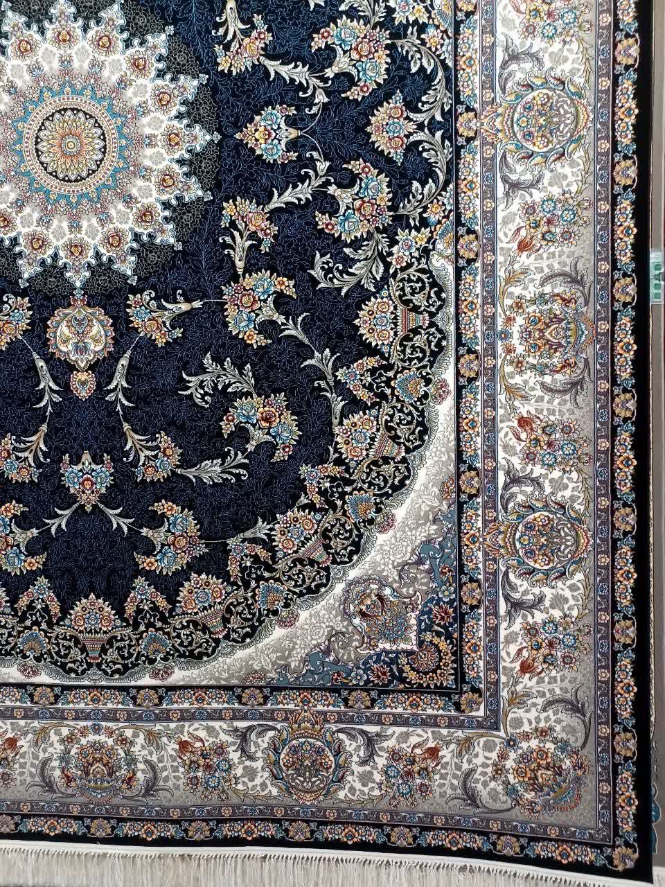 فرش ماشینی 700 شانه کاشان طرح رها سرمه‌ای تراکم 2550 ده رنگ اکریلیک