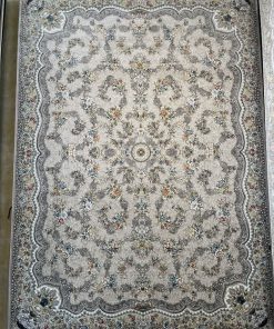 فرش ماشینی 700 شانه کاشان طرح رها زمینه نقره‌ای گل برجسته تراکم 2550