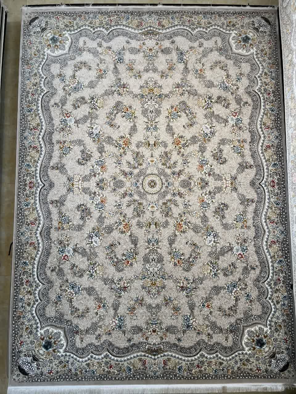 فرش ماشینی 700 شانه کاشان طرح رها زمینه نقره‌ای گل برجسته تراکم 2550