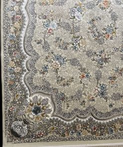 فرش ماشینی 700 شانه کاشان طرح رها زمینه نقره‌ای گل برجسته تراکم 2550