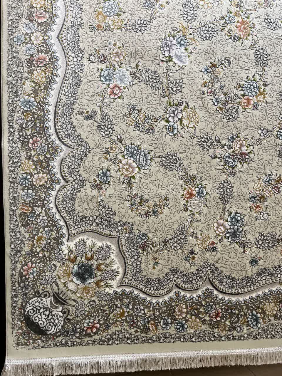 فرش ماشینی 700 شانه کاشان طرح رها زمینه نقره‌ای گل برجسته تراکم 2550