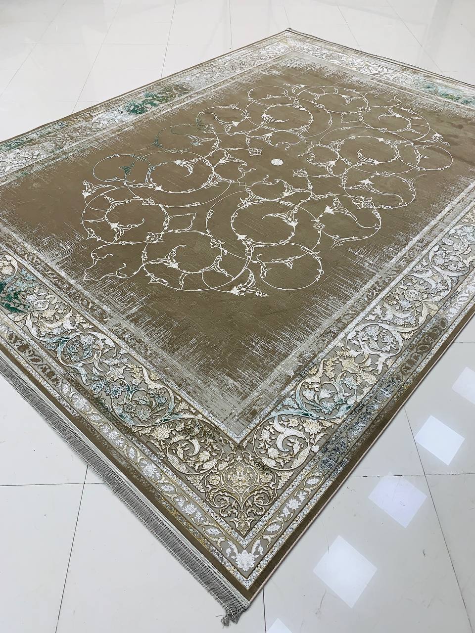فرش ماشینی 1200 شانه کاشان طرح روناک نسکافه‌ای گل برجسته مدرن