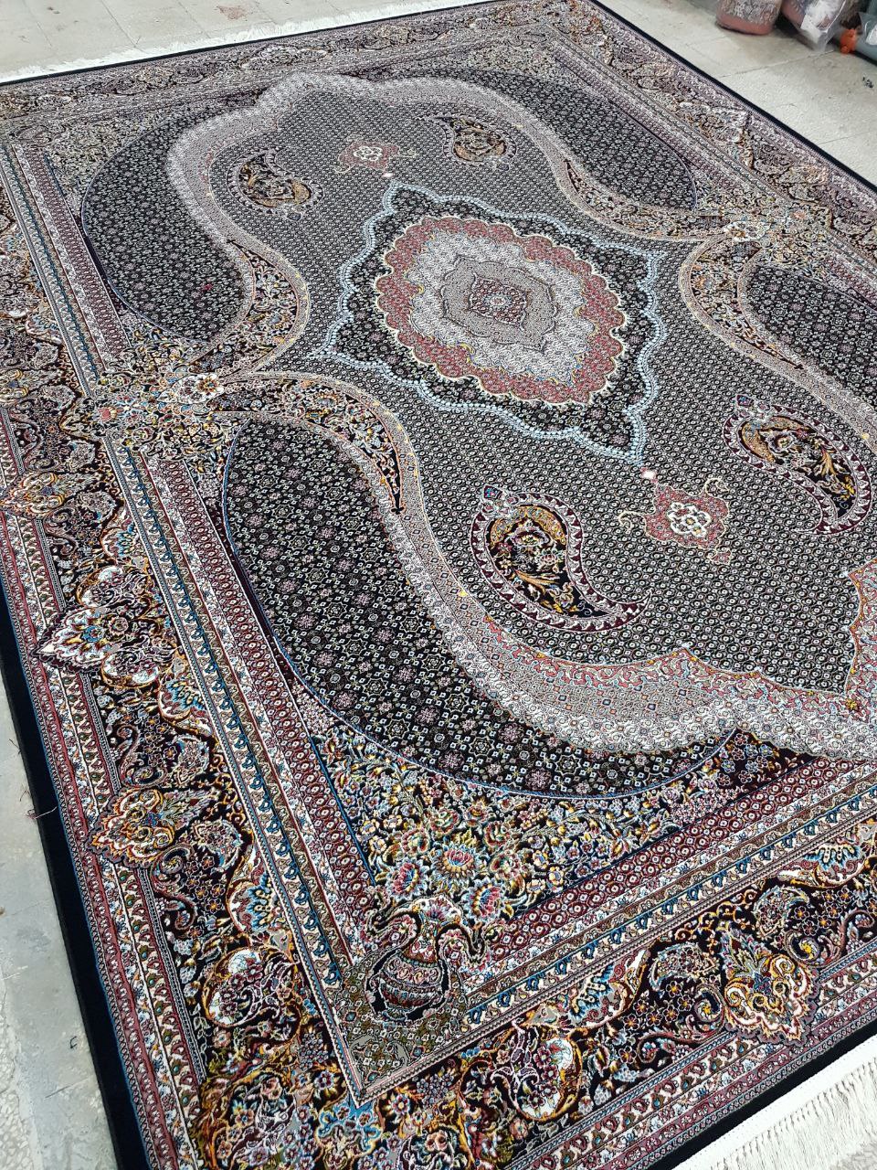 فرش ماشینی 700 شانه طرح ریز ماهی درباری سرمه ای کاشان تراکم 2550