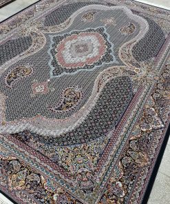فرش ماشینی 700 شانه طرح ریز ماهی درباری سرمه ای کاشان تراکم 2550