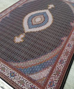 فرش ماشینی 700 شانه کاشان طرح ریزماهی زمینه سرمه‌ای تراکم 2550
