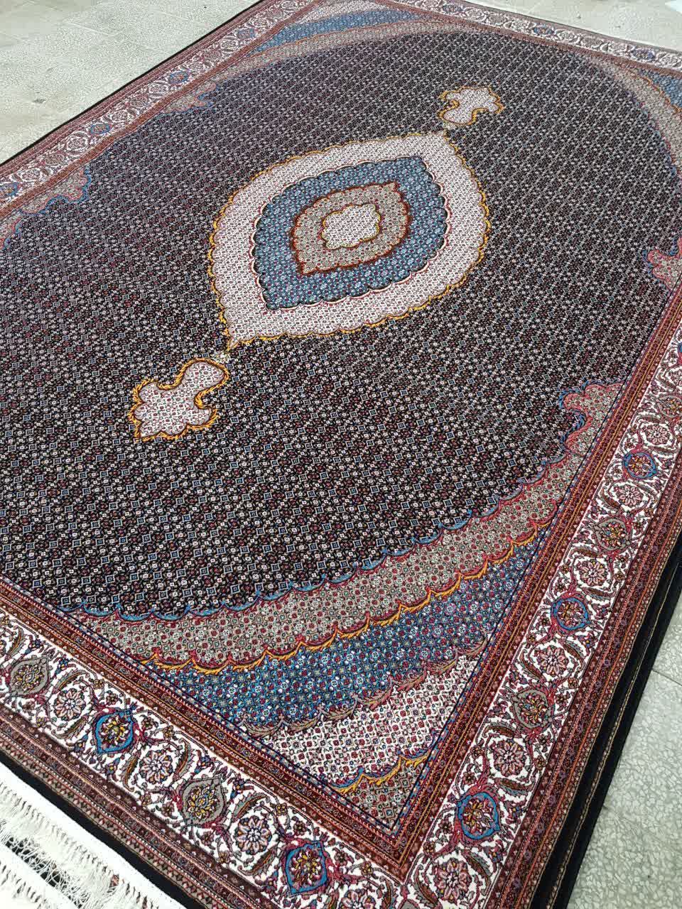 فرش ماشینی 700 شانه کاشان طرح ریزماهی زمینه سرمه‌ای تراکم 2550