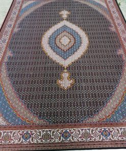 فرش ماشینی 700 شانه کاشان طرح ریزماهی زمینه سرمه‌ای تراکم 2550