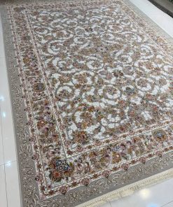 فرش ماشینی 1200 شانه کاشان طرح ساناز طوسی نقره ای گل برجسته تراکم 3600