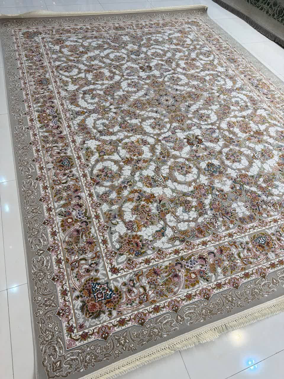 فرش ماشینی 1200 شانه کاشان طرح ساناز طوسی نقره ای گل برجسته تراکم 3600