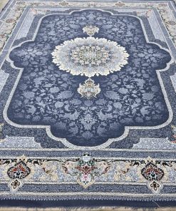 فرش ماشینی 700 شانه کاشان طرح سرو زمینه دودی تراکم 2250