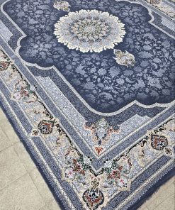 فرش ماشینی 700 شانه کاشان طرح سرو زمینه دودی تراکم 2250