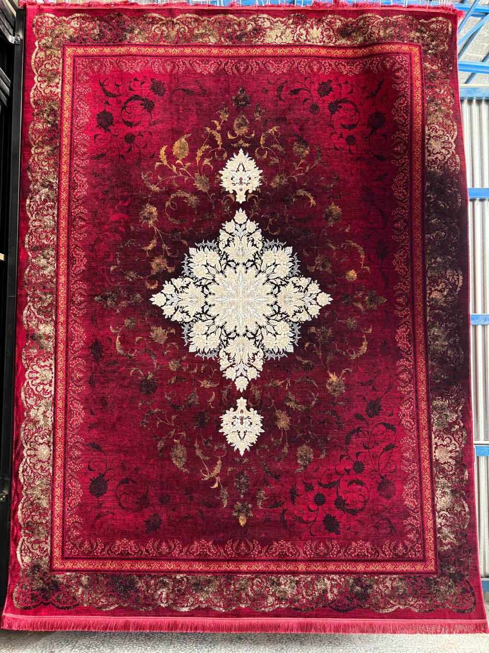 فرش ماشینی 700 شانه کاشان طرح سی گل لاکی ترنج سفید تراکم 2550