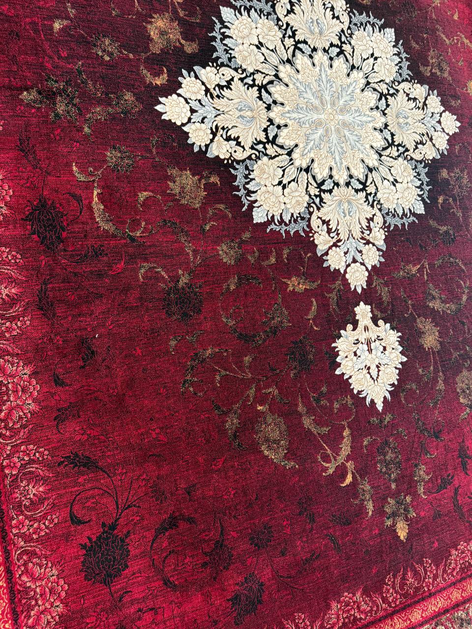 فرش ماشینی 700 شانه کاشان طرح سی گل لاکی ترنج سفید تراکم 2550