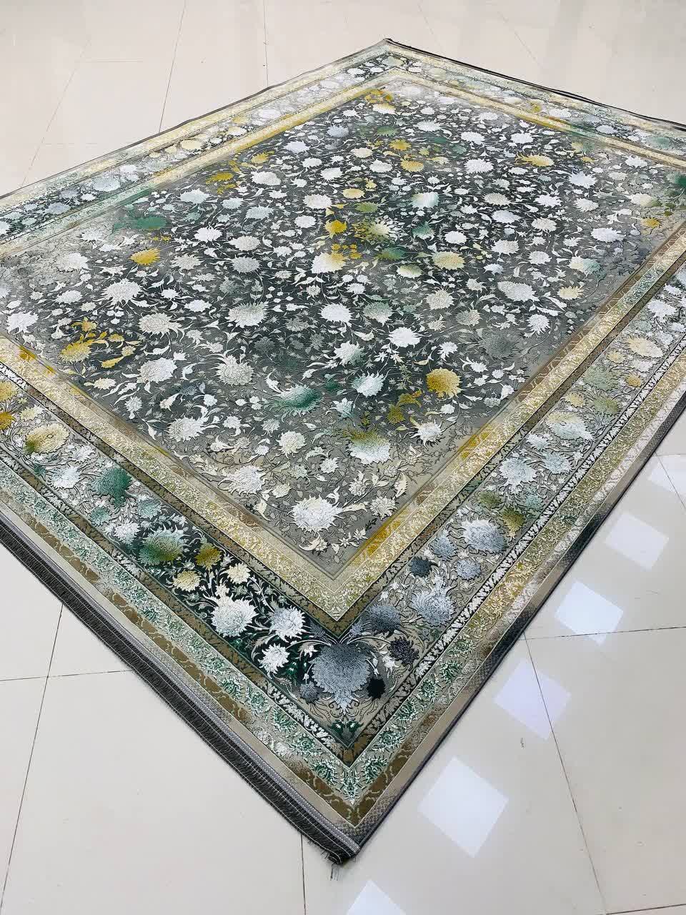فرش ماشینی 1200 شانه کاشان طرح شاهکار دودی متالیک گل برجسته تراکم 3600