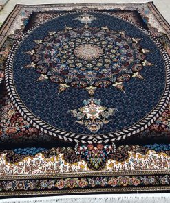 فرش ماشینی طرح شبستان سرمه ای، شاهکاری از کلکسیون فرش‌های اصیل کاشان است که با 700 شانه و تراکم 2550 واقعی بافته شده است. این فرش با بهره‌گیری از نقشه‌ای سنتی و ترنجی خیره‌کننده، نماد ابهت و اصالت در دکوراسیون ایرانی محسوب می‌شود. استفاده از 10 رنگ واقعی در بافت آن، جزئیات نقوش اسلیمی را با وضوحی بی‌نظیر به نمایش می‌گذارد. جنس نخ خاب این فرش 100% اکریلیک هیت ست شده است که علاوه بر عدم پرزدهی و خاصیت ضد حساسیت، مقاومت فوق‌العاده‌ای در برابر پاخور شدن و حرارت دارد. استفاده از پنبه در تار و پود، لطافتی ماندگار به این محصول بخشیده است. با خرید مستقیم از سایت فرش راحیل، این کالای باکیفیت را با قیمت درب کارخانه، ارسال رایگان و گارانتی ۳۶ ماهه دریافت نمایید. طرح شبستان سرمه‌ای، انتخابی هوشمندانه برای خانه‌هایی است که به دنبال تلفیق دوام و زیبایی هستند.