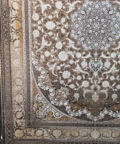 فرش ماشینی ۷۰۰ شانه کاشان طرح شیوا زمینه نسکافه‌ای شکلاتی