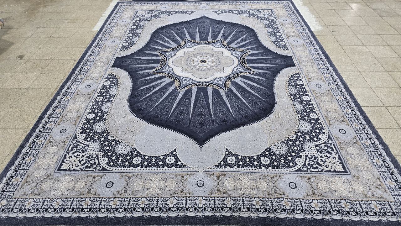 فرش ماشینی 700 شانه طرح صنوبر زمینه دودی کاشان تراکم 2250