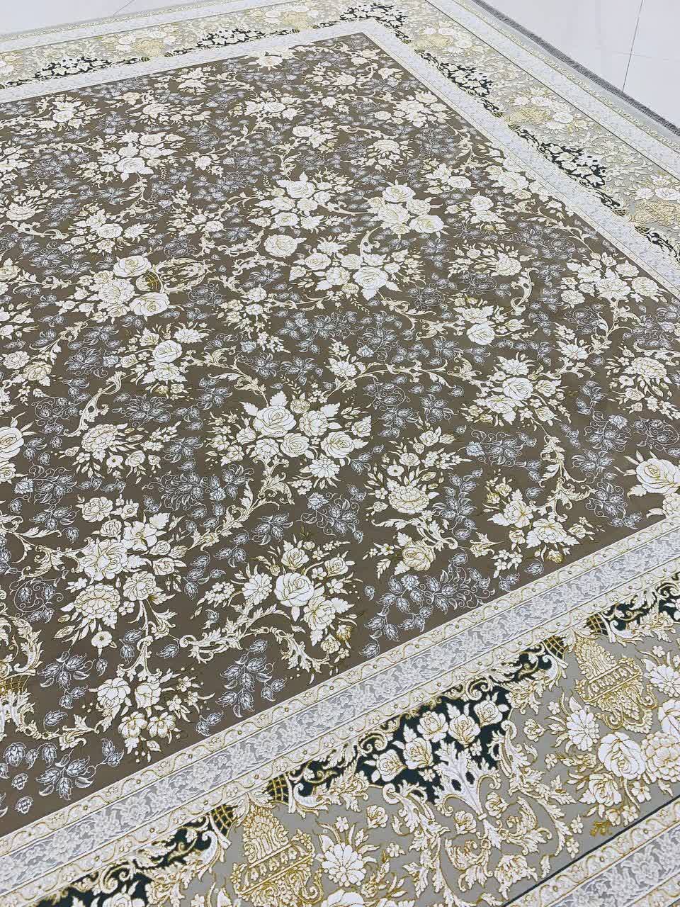 فرش ماشینی 1200 شانه کاشان طرح طلا نسکافه‌ای گل برجسته تراکم 3600