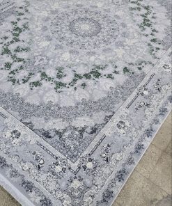 فرش ماشینی 700 شانه کاشان طرح عروس نقره‌ای با ترنج مرکزی بزرگ