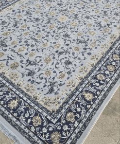 فرش ماشینی ۷۰۰ شانه کاشان طرح فروزان افشان نقره‌ای بدون ترنج