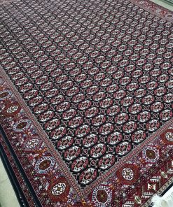 فرش ماشینی 700 شانه کاشان طرح ماری گل ترکمن زمینه سرمه‌ای تراکم 2550