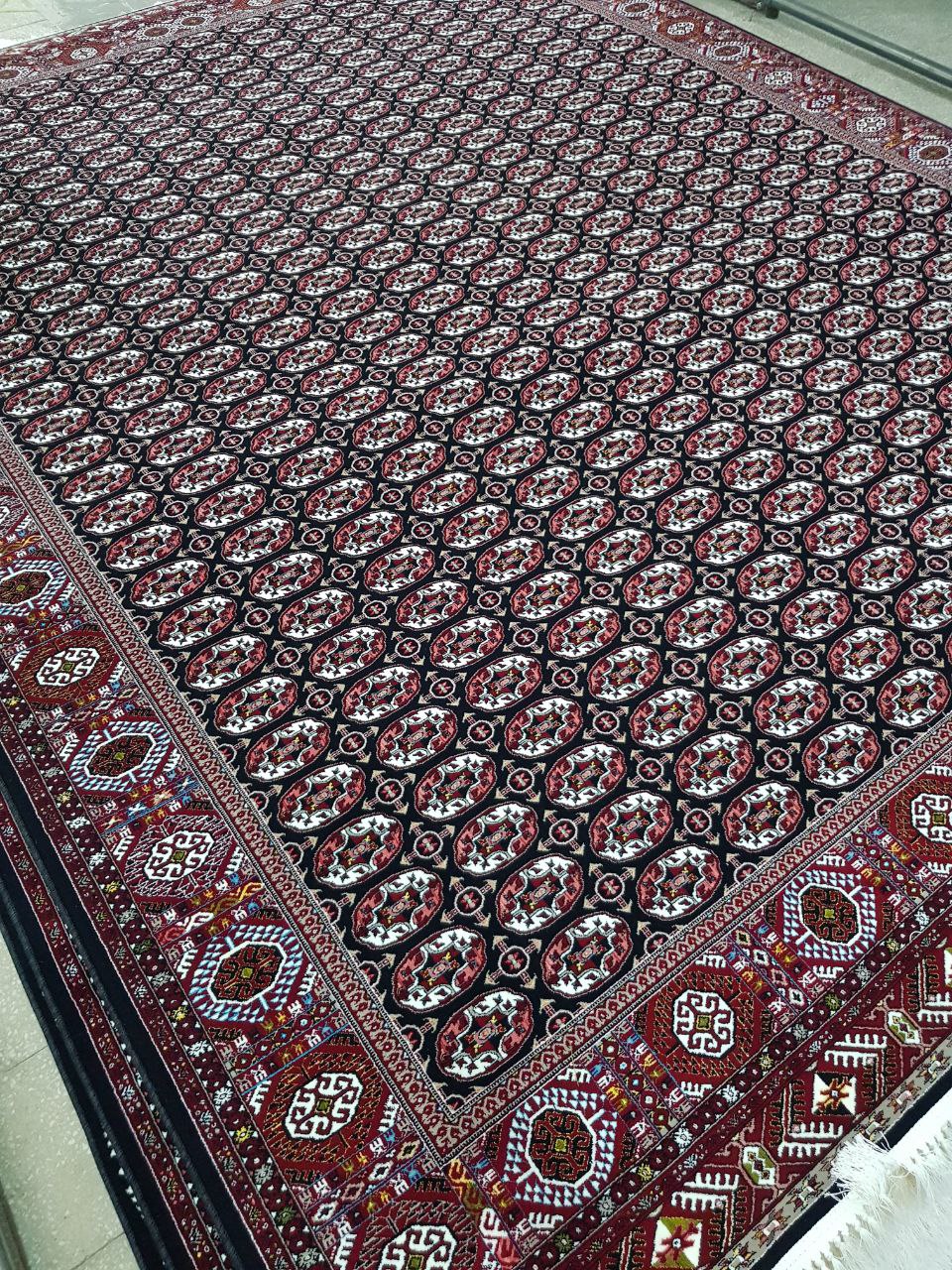 فرش ماشینی 700 شانه کاشان طرح ماری گل ترکمن زمینه سرمه‌ای تراکم 2550