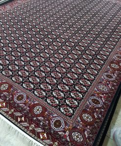 فرش ماشینی 700 شانه کاشان طرح ماری گل ترکمن زمینه سرمه‌ای تراکم 2550