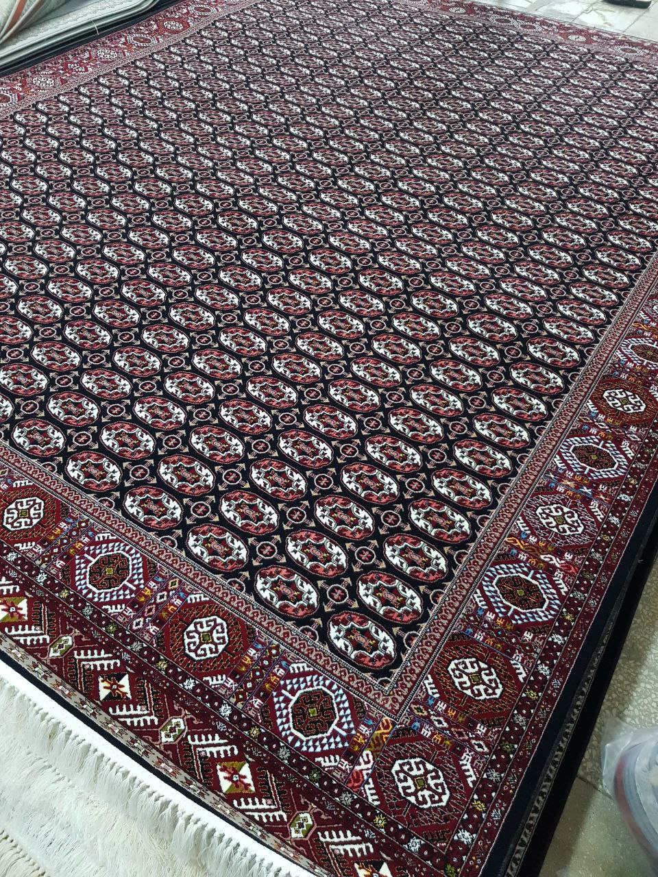 فرش ماشینی 700 شانه کاشان طرح ماری گل ترکمن زمینه سرمه‌ای تراکم 2550