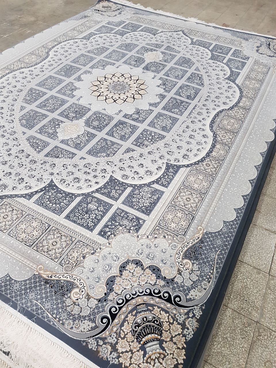 فرش ماشینی 700 شانه کاشان طرح مانلی زمینه دودی خشتی