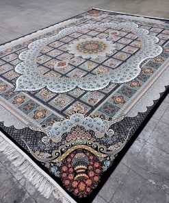 فرش ماشینی 700 شانه کاشان طرح مانلی زمینه سرمه‌ای خشتی تراکم 2550