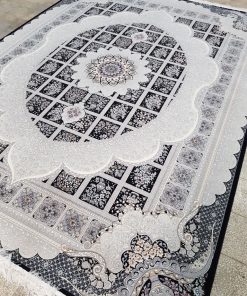 فرش ماشینی ۷۰۰ شانه کاشان طرح مانلی سرمه‌ای تراکم ۲۵۵۰ خشتی
