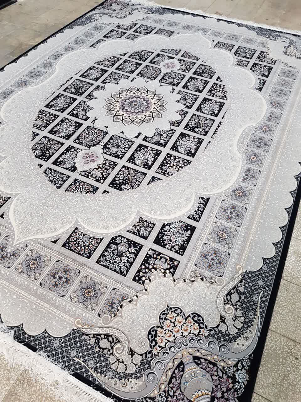فرش ماشینی ۷۰۰ شانه کاشان طرح مانلی سرمه‌ای تراکم ۲۵۵۰ خشتی