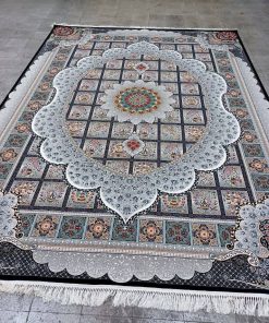 فرش ماشینی 700 شانه کاشان طرح مانلی زمینه سرمه‌ای خشتی تراکم 2550