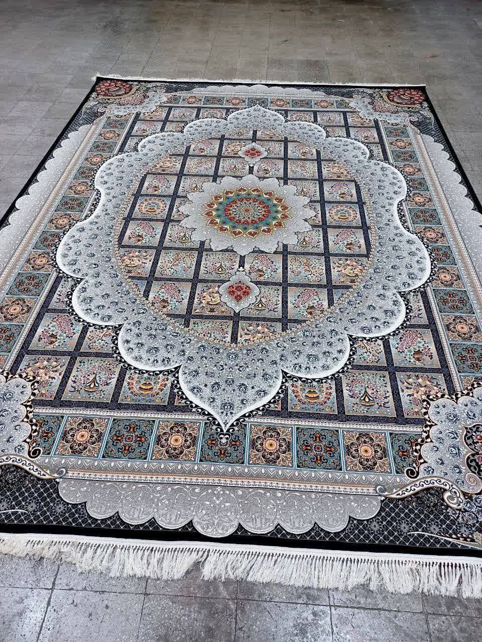 فرش ماشینی 700 شانه کاشان طرح مانلی زمینه سرمه‌ای خشتی تراکم 2550