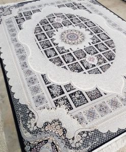 فرش ماشینی ۷۰۰ شانه کاشان طرح مانلی سرمه‌ای تراکم ۲۵۵۰ خشتی
