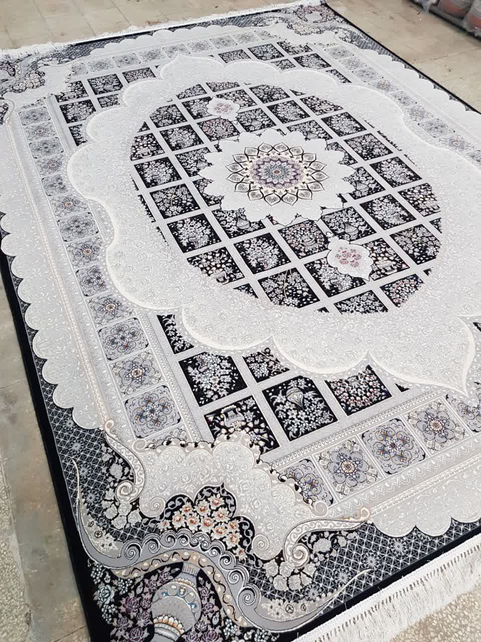 فرش ماشینی ۷۰۰ شانه کاشان طرح مانلی سرمه‌ای تراکم ۲۵۵۰ خشتی