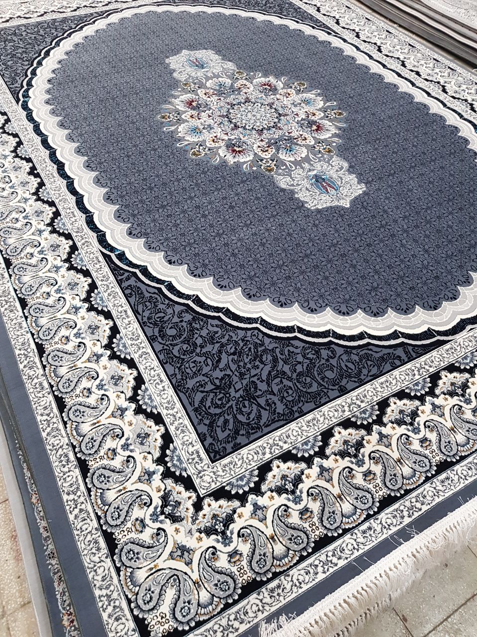 فرش ماشینی ۷۰۰ شانه کاشان طرح ماهی دودی با تراکم ۲۵۵۰