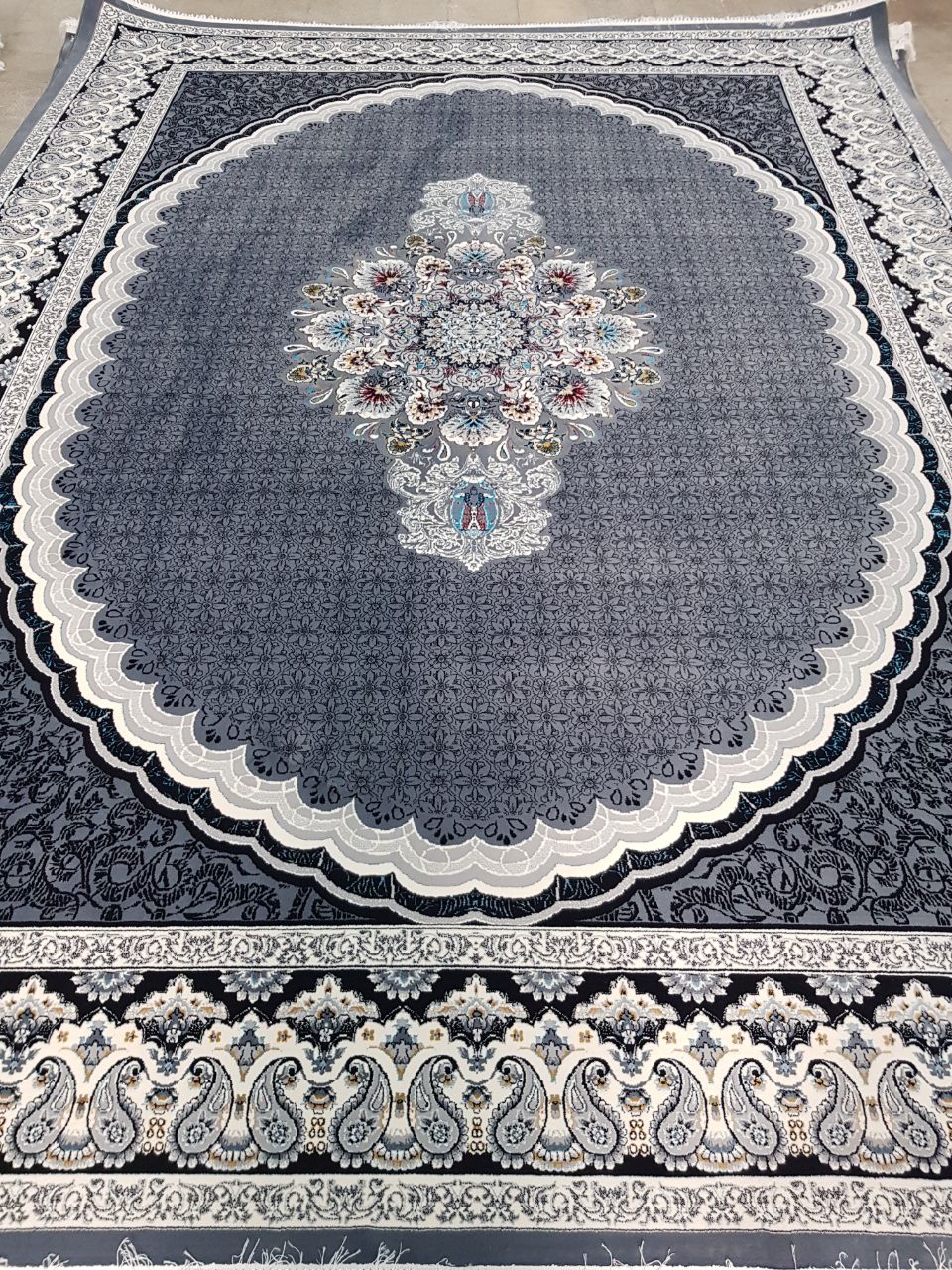 فرش ماشینی ۷۰۰ شانه کاشان طرح ماهی دودی با تراکم ۲۵۵۰