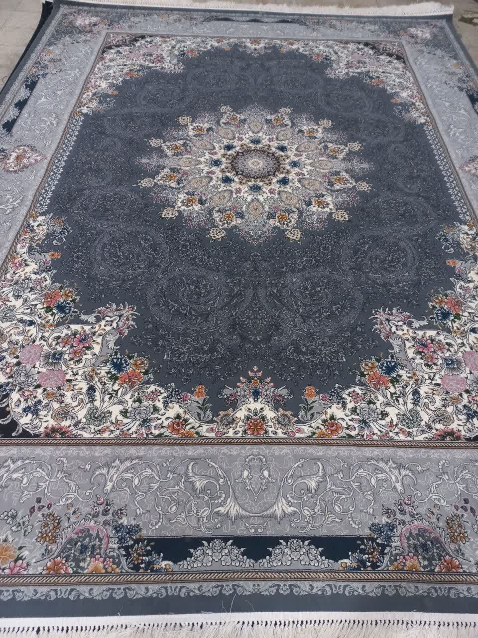فرش ماشینی ۷۰۰ شانه کاشان طرح مهسا دودی اکرلیک بدون پرز تراکم ۲۵۵۰