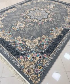 فرش ماشینی ۷۰۰ شانه کاشان طرح میراث زمینه طوسی ۱۰ رنگ