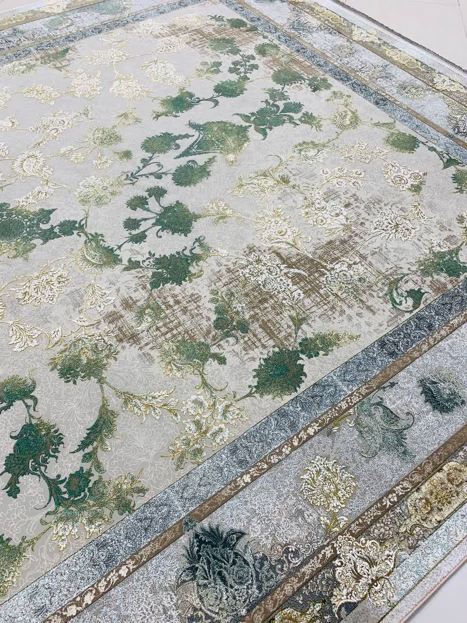 فرش ماشینی ۱۲۰۰ شانه کاشان طرح میلان ترمه‌ای سبز افشان گل برجسته