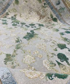 فرش ماشینی ۱۲۰۰ شانه کاشان طرح میلان ترمه‌ای سبز افشان گل برجسته