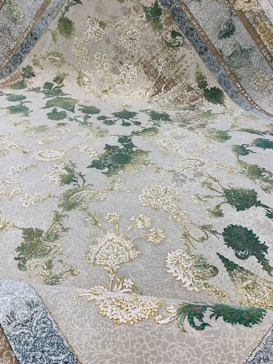 فرش ماشینی ۱۲۰۰ شانه کاشان طرح میلان ترمه‌ای سبز افشان گل برجسته
