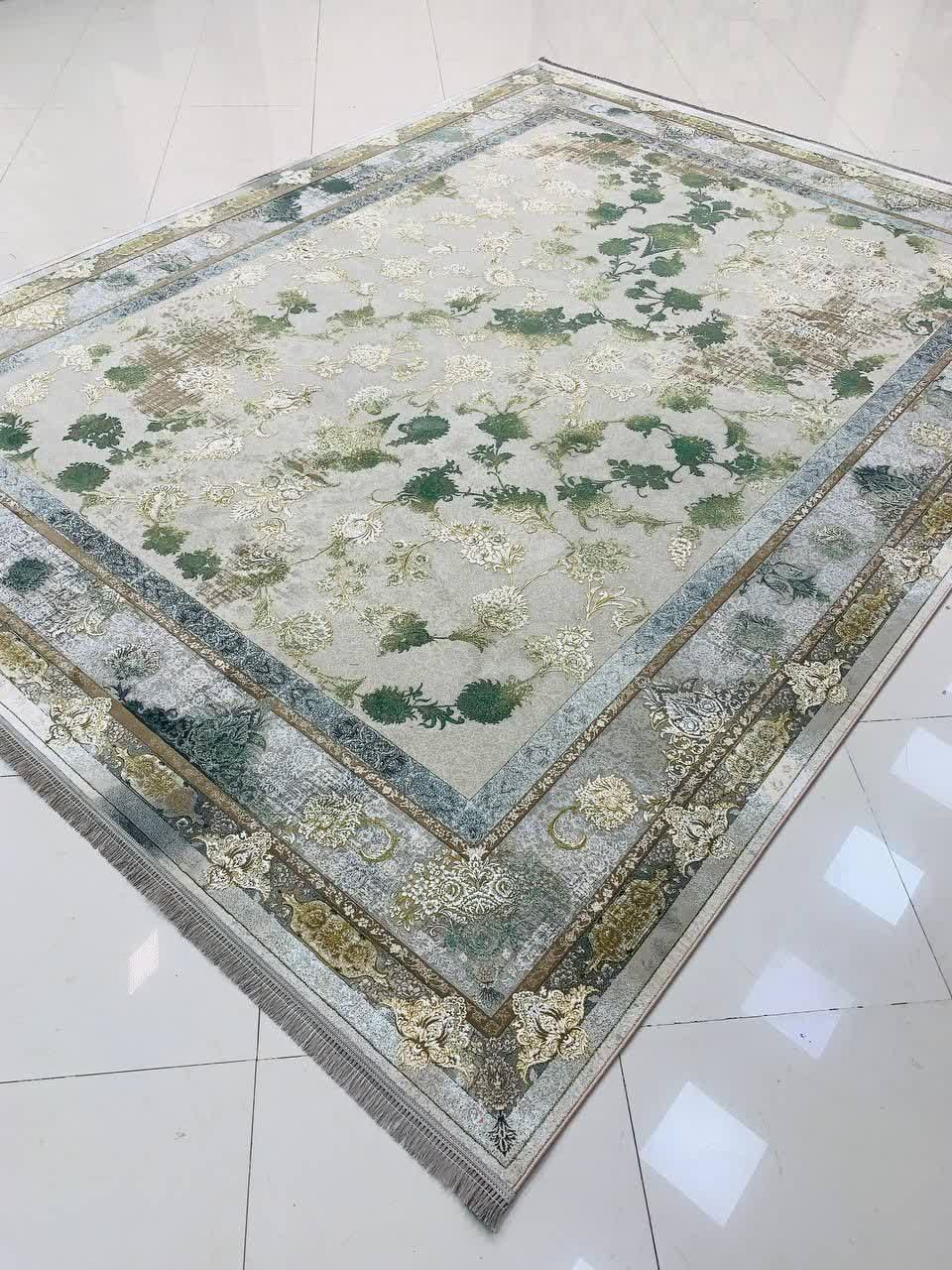 فرش ماشینی ۱۲۰۰ شانه کاشان طرح میلان ترمه‌ای سبز افشان گل برجسته